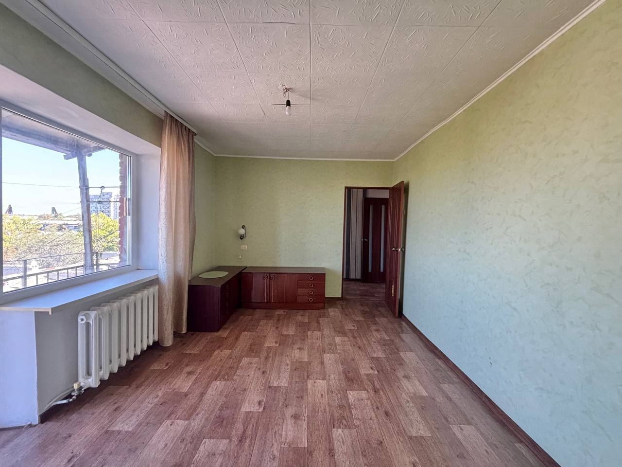 Продам 2-комн. кВ. 50 лет Октября, р-н Стоматологии, дом кирпичный 9-эт., 48 кв.м., квартира с АВТОНОМНЫМ ОТОПЛЕНИЕМ, 2-контр.котел, окна мет/пластиковые, разводка пластик, комнаты изолированные, санузел совместный кафель, хорошее состояние, лифт работает, крыша новая. Хорошее месторасположение рядом супермар...