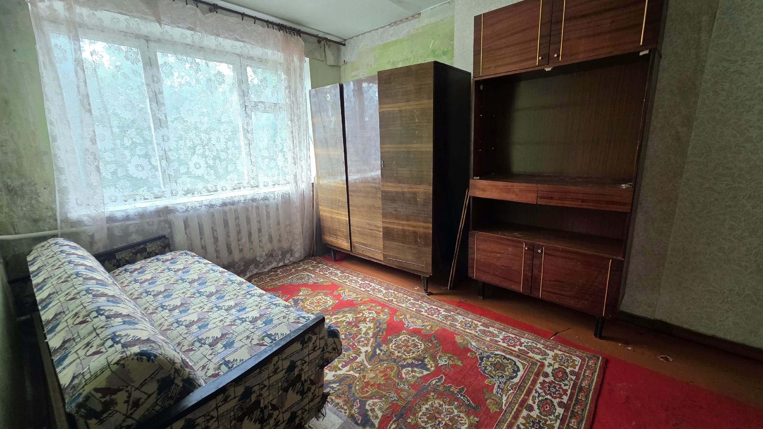 🏢Аренда 3-х комнатной квартиры в Свердловске, квартал 50 лет Октября 34. 2-й этаж. Газовое индивидуальное отопление. Вода городская. Необходимая мебел...