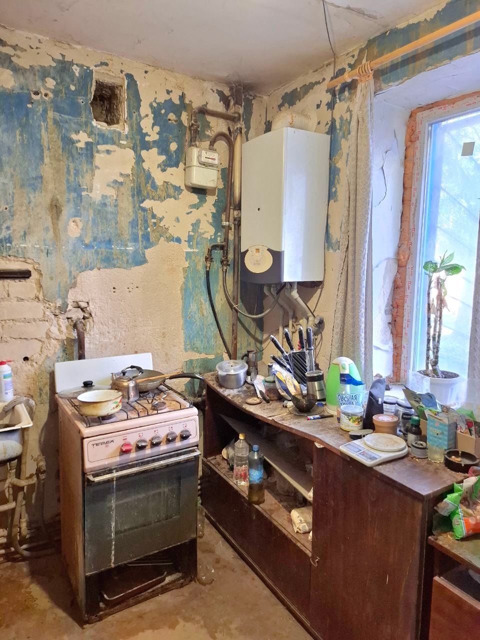 Продам 2-ком квартиру в Луганске, Жовтневый р-н, Кв. 50 лет Октября. 1/9 эт, дом кирпичный, 41,6 кв.м общ.пл АВТОНОМНОЕ отопление (узаконено) М/П окна. В квартире начат капитальный ремонт - санузел отремонтирован. Всё остальное требует ремонта. Хорошее расположение - рядом школа, садик. . Цена 3,5 млн руб +79...