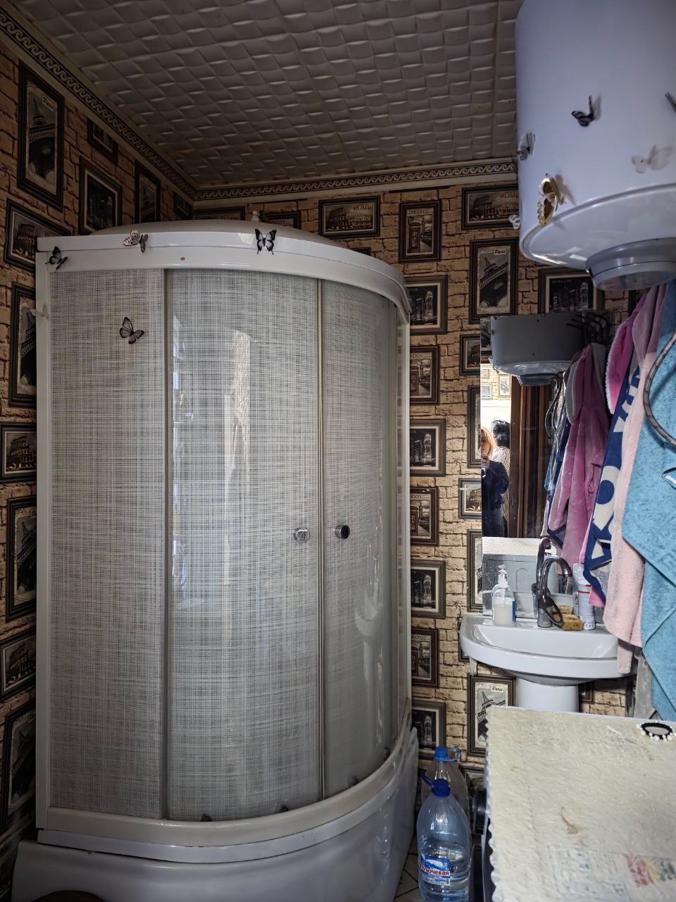 Продам дом по ул. Шевцовой д. 46, г. Краснодон, окна пластик, вся мебель и техника остается, летняя кухня, 6 соток земли. Рядом детский сад, магазины, школа, ЦГБ, остановки общественного транспорта. Цена 3000 000р. торг. +79591300994...