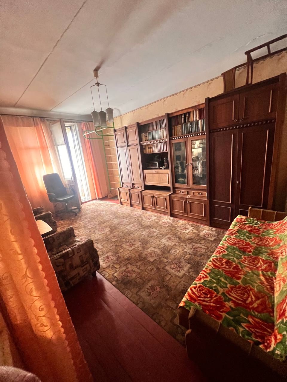 Продаётся 3-комнатная квартира, ул. Фрунзе 🏠 Основные параметры: Общая площадь: 76 м² Площадь кухни: 8.8 м² Этаж: 5/5 (не угловая) Собственность: документы РФ, кадастровый учёт Прописка: нет (выпишутся перед сделкой) Долги: отсутствуют (погасятся перед сделкой) ✅ Ремонт и особенности: Центральное отопление (п...