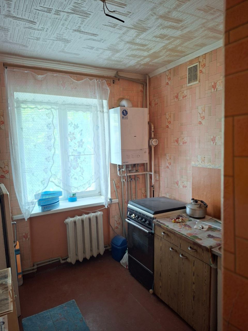 ! Продаётся 1-ком. Квартира на кв. Жукова. Дом кирпичный, чистый подъезд, не угловая, 2 этаж, 31 кв. м, Автономное отопление, поменяна канализация, новая разводка воды, окна частично пластиковые, балкон застеклён и обшит пластиком. Под индивидуальный ремонт. Документы РФ. 3,5 млн. +7959 568-87-51 ...
