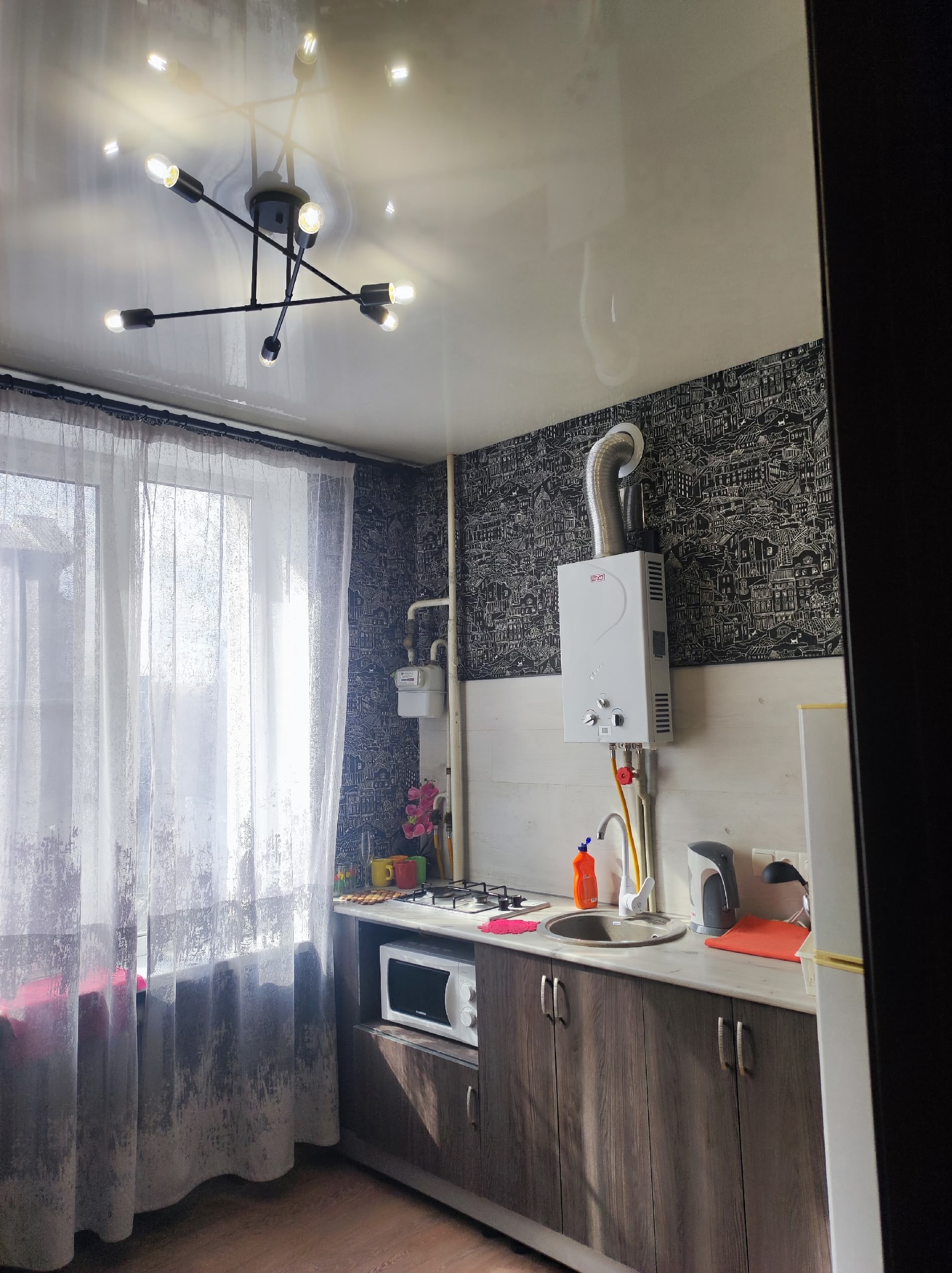 Посуточно квартира в Алчевске, вода круглосуточно, накопитель с автоматикой, кондиционер, стиральная машина, интернет, мелкая быттехника, для командир...