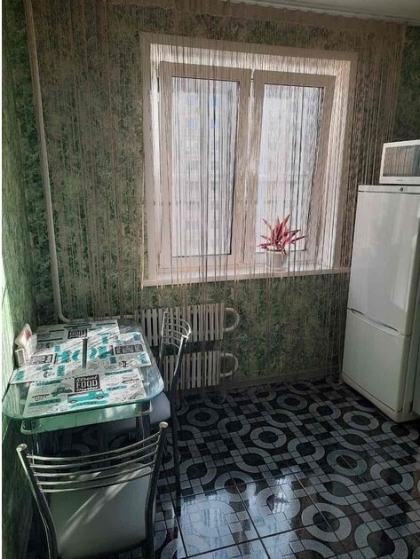 Сдаётся однокомнатная квартира в Ленинском районе Донецка. Расположена по ул. Куприна. Квартира в хорошем состоянии, бытовая техника исправна. Есть вай-фай и кабельное ТВ. Рядом есть продуктовые магазины. Остановка автобуса в пешей доступности, 2-3 минуты. Двор достаточно тихий, соседи адекватные и воспитанны...