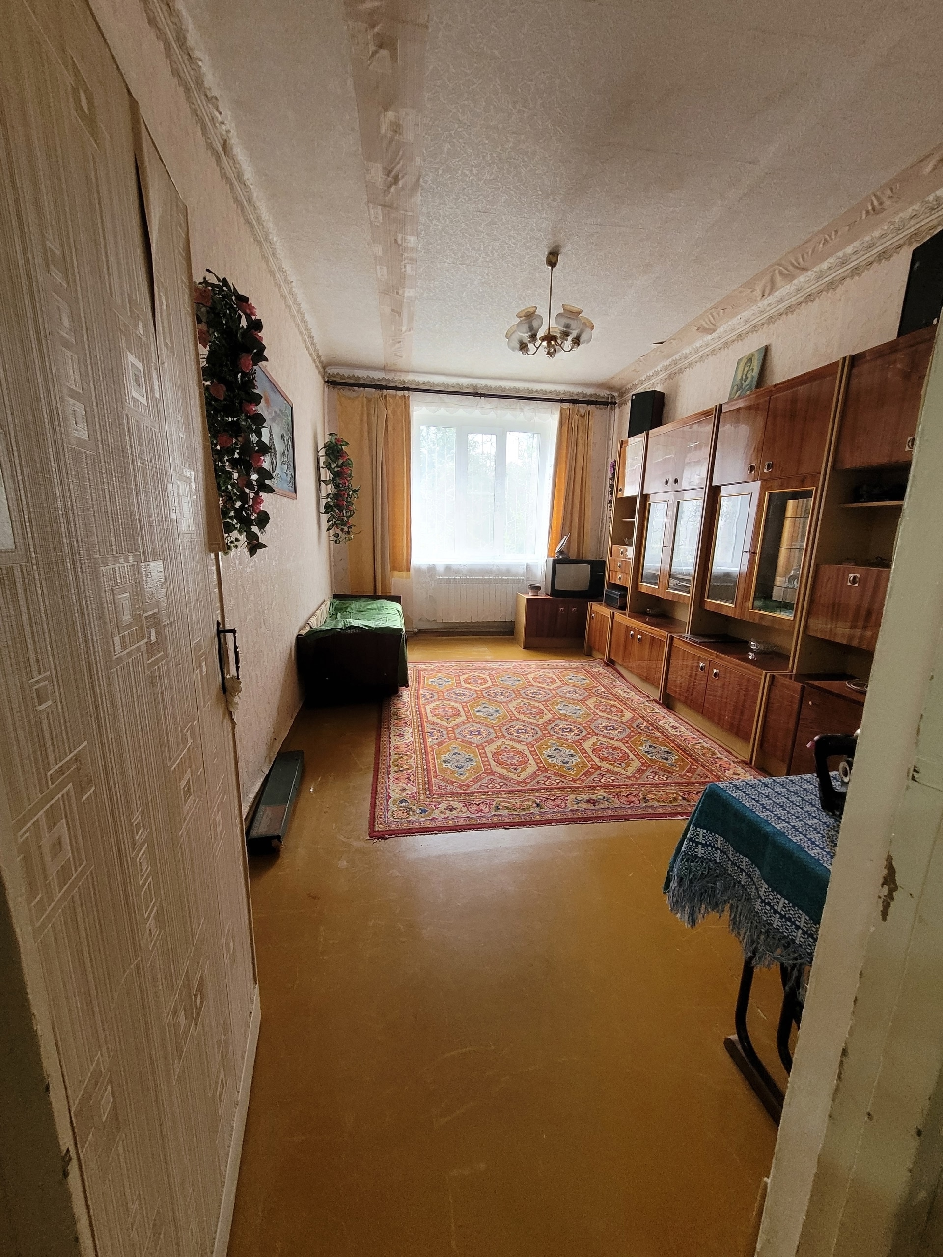 Продам 2кк в уютном, тихом месте г Луганска на городке Сельхозуниверситета. 1й этаж 2х этажного утеплённого дома, цоколь высокий. Квартира сталинка, 56,4м2, кухня 8.8м2,потолки 3.3м, гостиная 18.9, спальня 14.Окна м/п, радиаторы новые, трубы пластиковые, газовая колонка, вода круглосуточно. Рядом магазины, по...