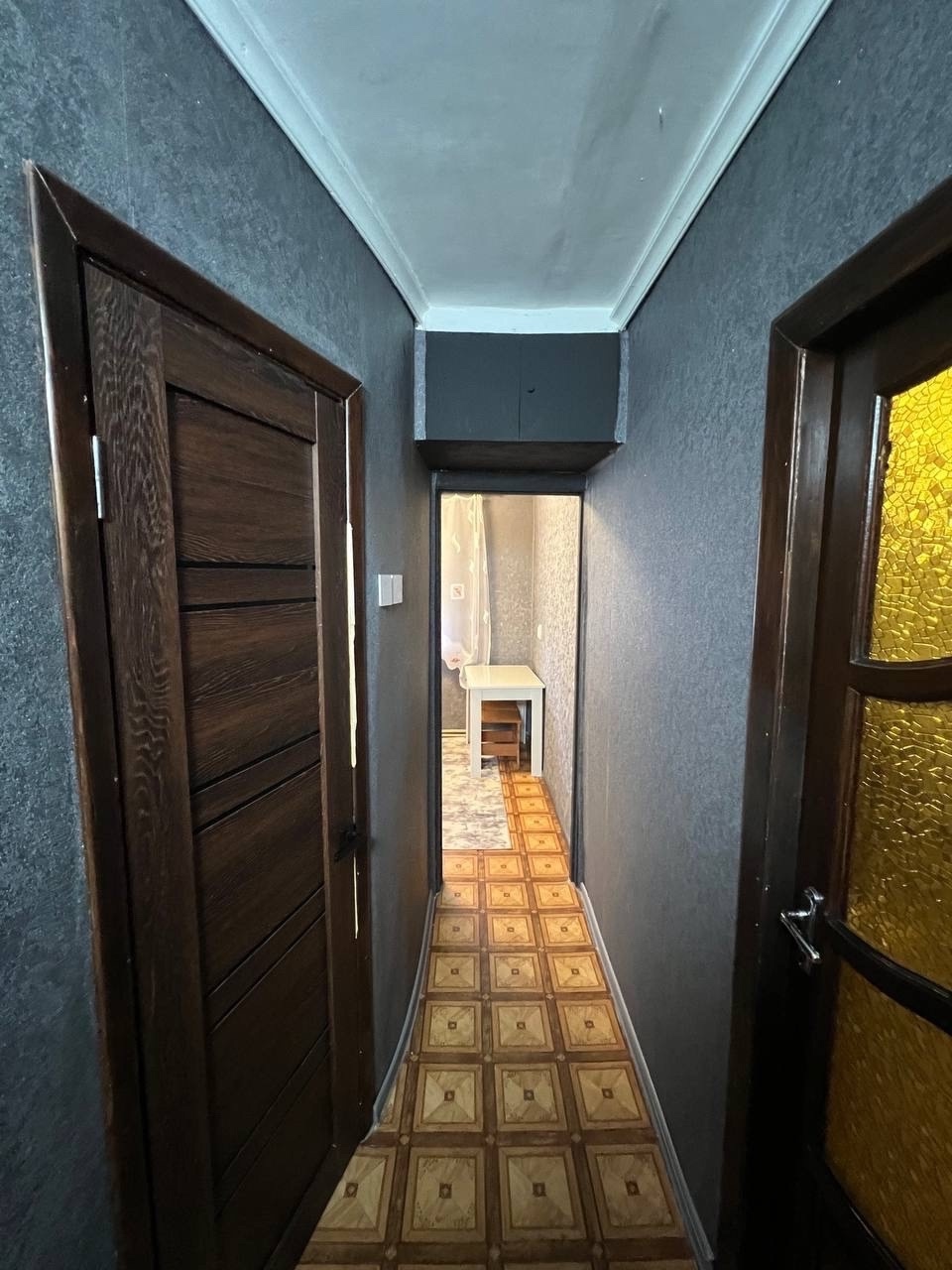 Продам 1-кк с АВТОНОМНЫМ ОТОПЛЕНИЕМ на ул Кирова . Общая площадь 33 м2. 2 этаж 5-го дома. Дом кирпичный, теплый. Квартира после капитального ремонта . Вся мебель и техника новая. Из техники есть посудомоечная машина, индукционная плита , холодильник, стиральная машина, кондиционер, ТV 55 диагональ. Новая сант...