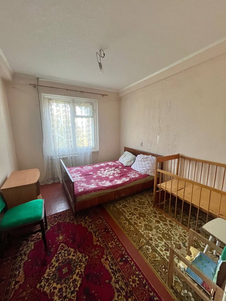 Продам 2-кк на ул . Крапивницкого . Общая площадь 53 м2 . Площадь кухни 9,2 м2. 3-й этаж 9-го дома . Квартира чистая , теплая , жилое состояние , частично требуется ремонт. Большой тамбур с соседями . 2 входные железные двери . Комнаты изолированные , большая кухня . Отличное месторасположение . Рядом школа ,...